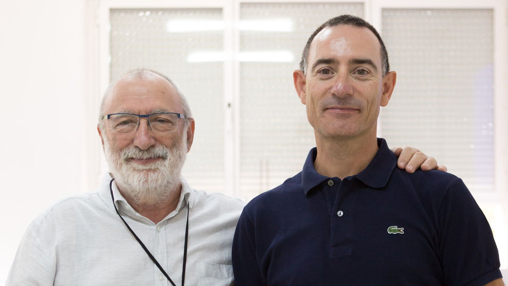 Los profesores de la UPNA Javier Arlegui y Alfredo Pina, autores de un libro sobre robótica educativa