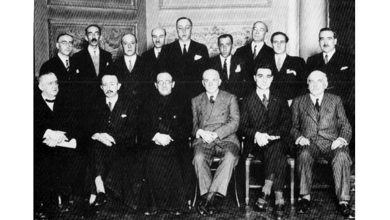 Entre los quince integrantes de la minoría Vasco-Navarra de las Cortes Constituyentes de 1931: José Antonio Aguirre (de pie segundo por la derecha), Aizpún (de pie primero por la izquierda) y el conde de Rodezno (en el centro de pie).