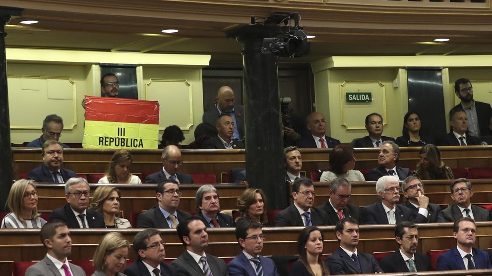 El senador navarro de IU, Iñaki Bernal, ha mantenido desplegada una bandera republicana en lo alto del hemiciclo del Congreso durante el discurso del Rey Felipe VI. EFE/J.J.Guillén