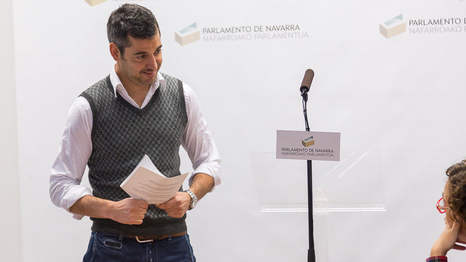 El parlamentario de IE, José Miguel Nuin, y el coordinador de Batzarre, Joseba Eceolaza, analizan en rueda de prensa la gestión de la Comunidad de Bardenas. IÑIGO ALZUGAR (3)
