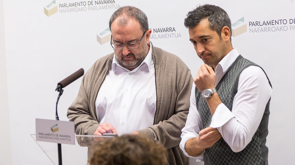 El parlamentario de IE, José Miguel Nuin, y el coordinador de Batzarre, Joseba Eceolaza, analizan en rueda de prensa la gestión de la Comunidad de Bardenas. IÑIGO ALZUGAR (4)