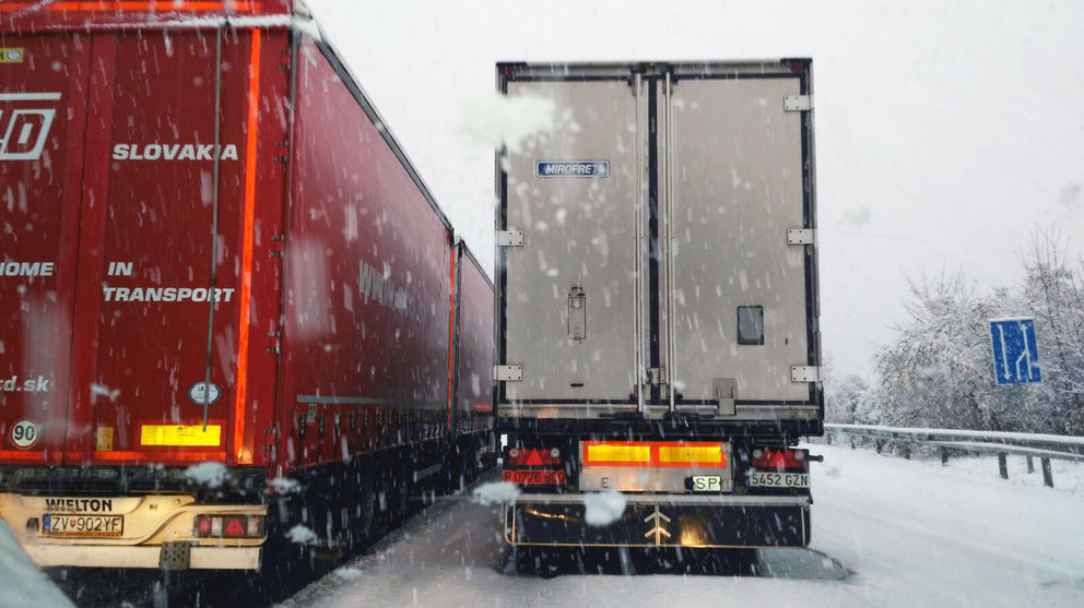 Camiones retenidos en Almandoz por la primera nevada del año en Navarra.