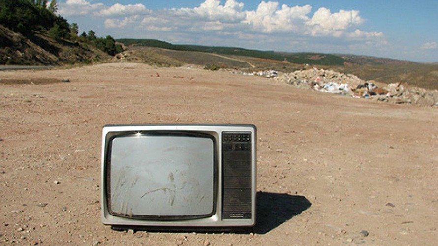 Televisión antigua en un vertedero. ARCHIVO