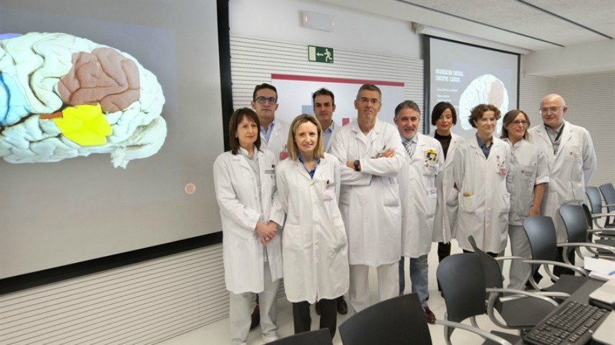 El equipo del Complejo Hospitalario de Navarra que ha realizado su primera intervención de un tumor cerebral con el paciente despierto.