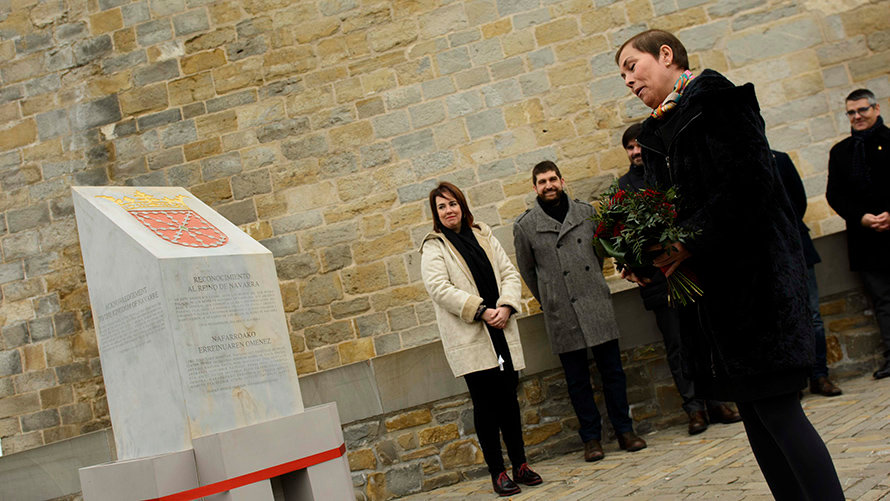 Inauguración de un monolito conmemorativo en el Archivo Real con motivo del Día de Navarra. MIGUEL OSÉS (8)