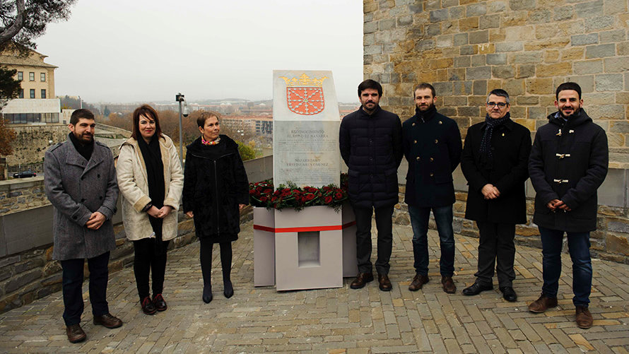 Inauguración de un monolito conmemorativo en el Archivo Real con motivo del Día de Navarra. MIGUEL OSÉS (22)