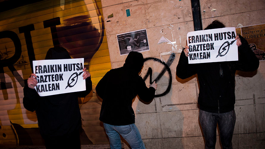 Manifestación por el casco antigüo de Pamplona a favor de la ocupación de nuevos gaztetxes. MIGUEL OSÉS (11)