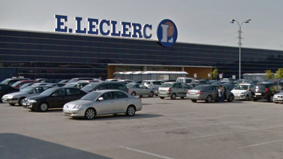Imagen de la fachada y aparcamiento del supermercado E Leclerc, en Cordovilla ARCHIVO