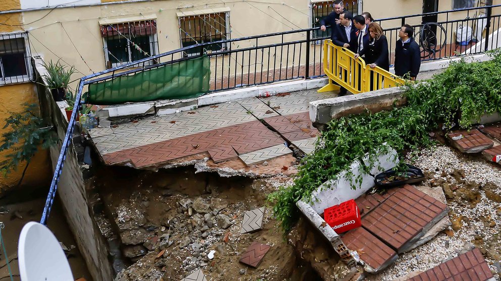 La presidenta de la Junta supervisa los desperfectos del temporal en la localidad malagueña de Marbella.