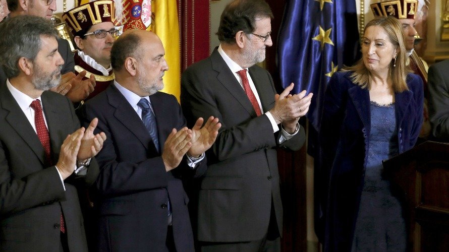 Mariano Rajoy, Carlos Lesmes (i) y Francisco Pérez de los Cobos aplauden a la presidenta del Congreso, Ana Pastor, en el acto celebrado este 6 de diciembre. Chema Moya Efe