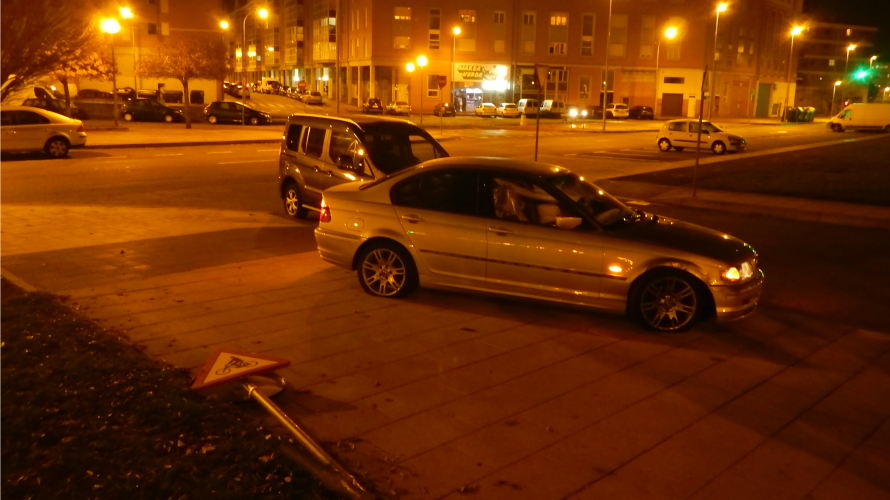 Imagen de la señal en el suelo y del coche que se estampó contra la misma. PMUNICIPAL