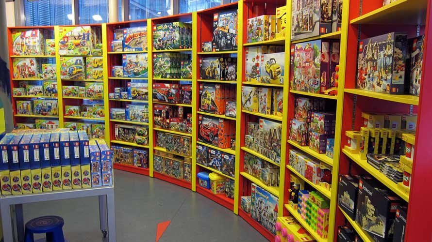 Cajas de juguetes en las estanterías de una juguetería. FLICKR