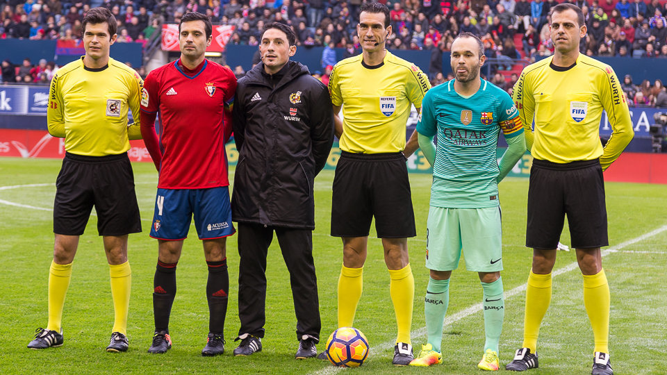 Juan Martínez Munuera, sus ayudantes y los capitanes en el partido de la Liga Santander entre Osasuna y Barcelona (0-3) disputado en El Sadar. IÑIGO ALZUGARAY