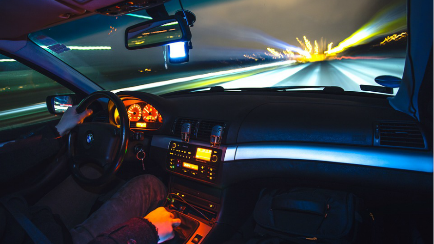 Un joven conduce un coche de noche. ARCHIVO