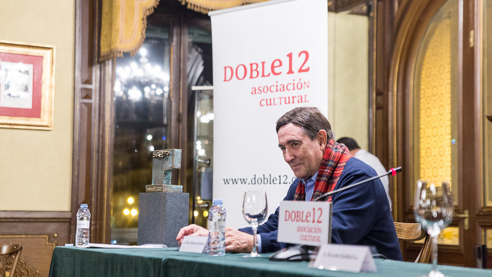 Víctor Manuel Arbeloa recibe el premio 'Cadenas de Navarra 2016' que entrega la Asociación Cultural DOBLE12 en el Nuevo Casino de Pamplona (6). IÑIGO ALZUGARAY