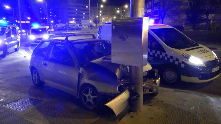 Estado en el que quedó el vehículo de la joven de 19 años tras estampar su coche contra una farola en Pamplona. PMUNICIPAL