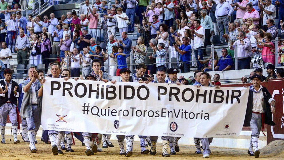 Aficionados portan en Vitoria una pancarta contra la prohibición de los toros. EDUARDO DEL CAMPO