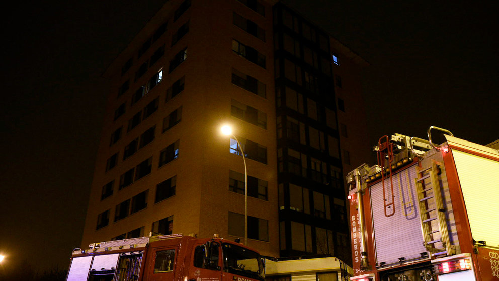 Incendio en un bloque de viviendas en la calle Santa Vicenta María del barrio de San Jorge en Pamplona. PABLO LASAOSA (3)