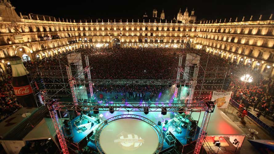Unos 20.000 jóvenes universitarios se concentraron en la plaza Mayor de Salamanca para recibir al nuevo año. EFE