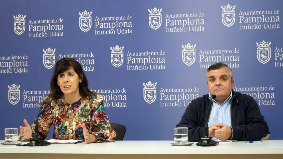 Maite Esporrín y Eduardo Vall, durante la comparecencia en el Ayuntamiento de Pamplona.
