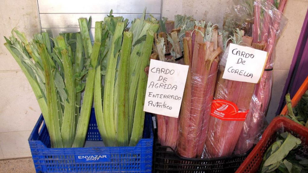 Algunas de las variedades de cardo a la venta en el mercado ÁNGEL CHARELA Flora de la Ribera