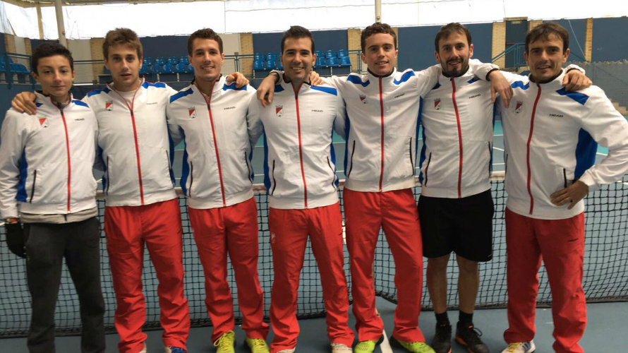 campeones del club de tenis Pamplona. Twitter.