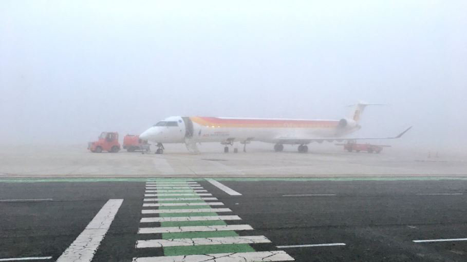 Avión de Iberia desde el Aeropuerto de Noáin hacia Madrid que ha cancelado su vuelo por la fuerte niebla AEROPUERTO DE NOÁIN