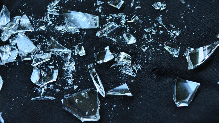 Varios cristales rotos por el suelo. ARCHIVO