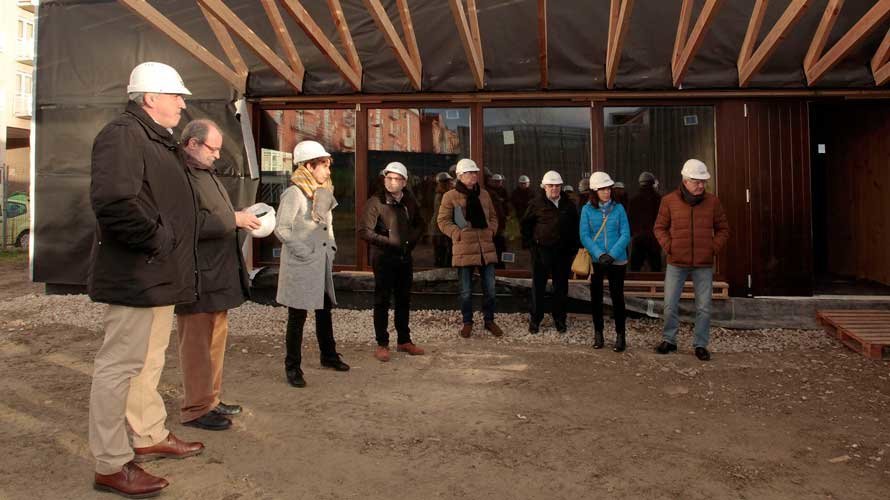 La Comisión y la Gerencia de Urbanismo del Ayuntamiento de Pamplona visita las obras del gaztetxe en Mendillorri