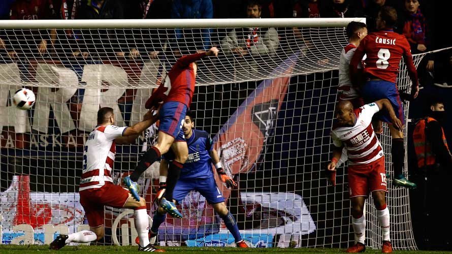Las imágenes del partido disputado entre Osasuna y el Granada. EFE (2)