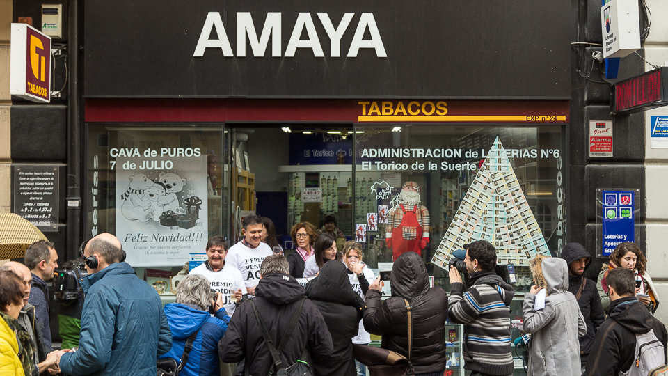 El segundo premio del Sorteo Extraordinario de Navidad, el 4.536, ha dejado uno de los décimos premiados en la administración de la calle Amaya 22 de Pamplona (13). IÑIGO ALZUGARAY
