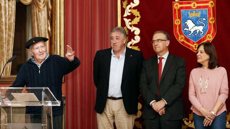 El escultor, etnógrafo e historiador Joxe Ulibarrena Arellano ha recibido esta mañana de manos del alcalde de Pamplona Joseba Asiron, el Premio Txondorra-Carbón Vegetal. EFE