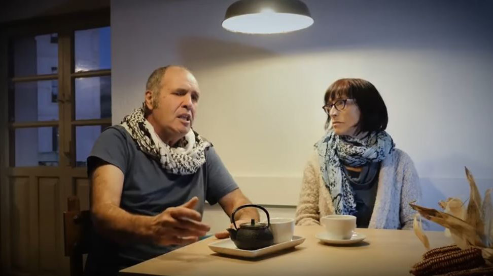 El vizcaíno Mikel Zuloaga y la navarra Begoña Huarte en un vídeo en el que comunican la intención de traer refugiados griegos ilegalmente