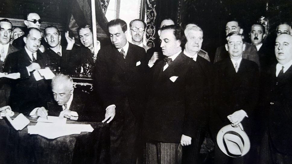 El presidente de la República, Alcalá Zamora firma el decreto del Estatuto de Cataluña.
