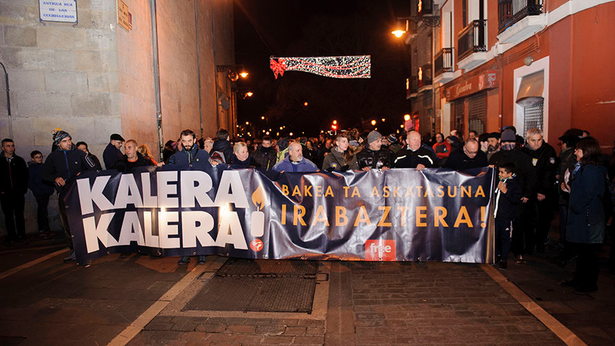 Manifestación convocada por Kalera Kalera en apoyo a los reclusos de ETA por las calles de Pamplona. MIGUEL OSÉS (1)