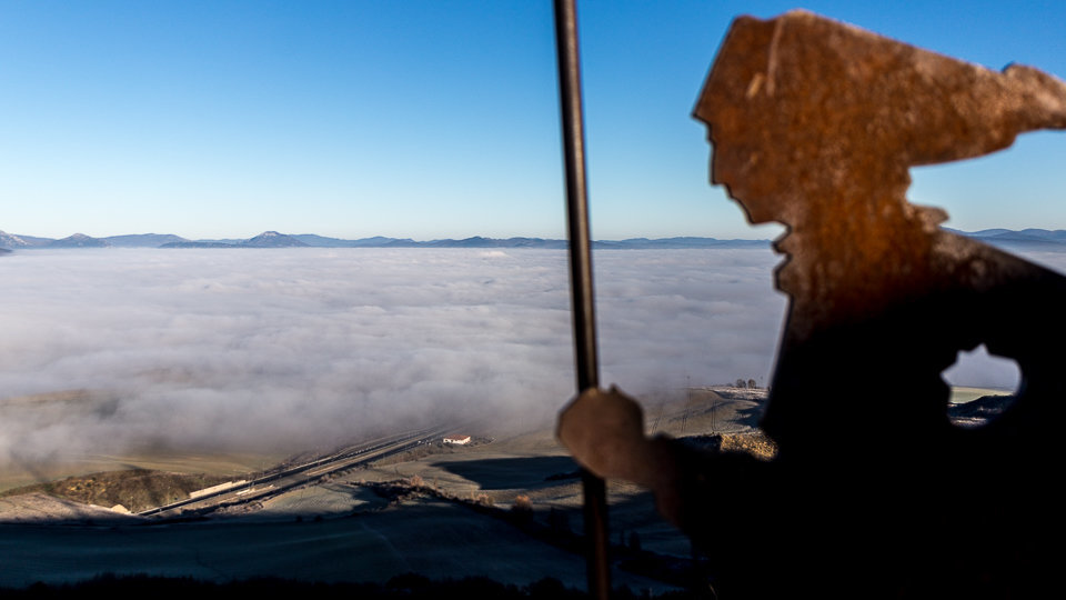 Vista de la niebla sobre la comarca de Pamplona desde lo alto de El Perdón (1). IÑIGO ALZUGARAY