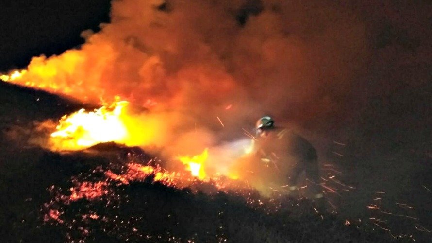 Un bombero luchando contra las llamas en el monte Lakora, en el valle de Belagua. BOMBEROS DE NAVARRA