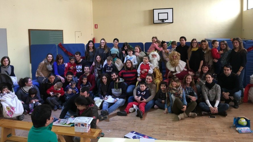 Voluntarios, niños y profesionales en la Escuela de Navidad de la Asociación Navarra de Autismo junto a los Reyes Magos.