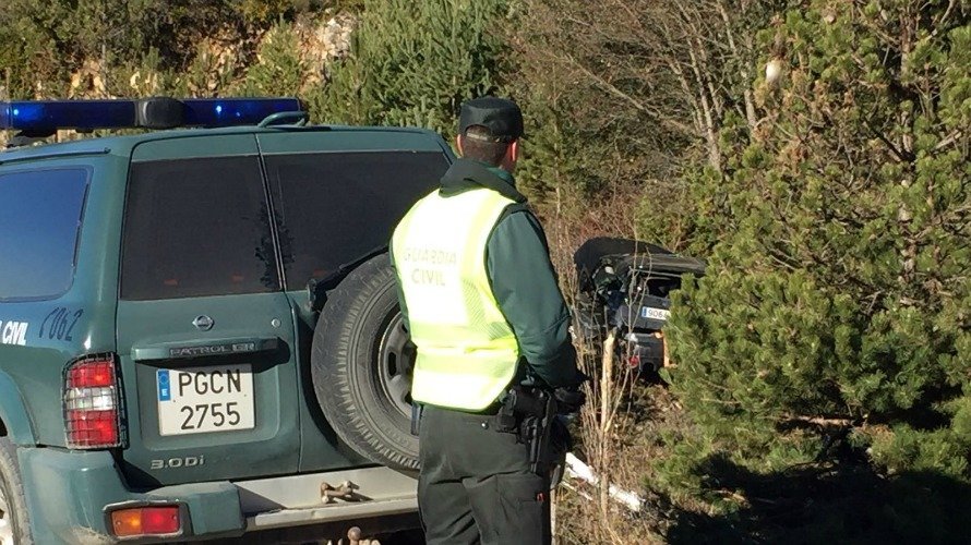 El vehículo implicado en la salida de vía en Nagore, accidente que investiga la Guardia Civil de Navarra.