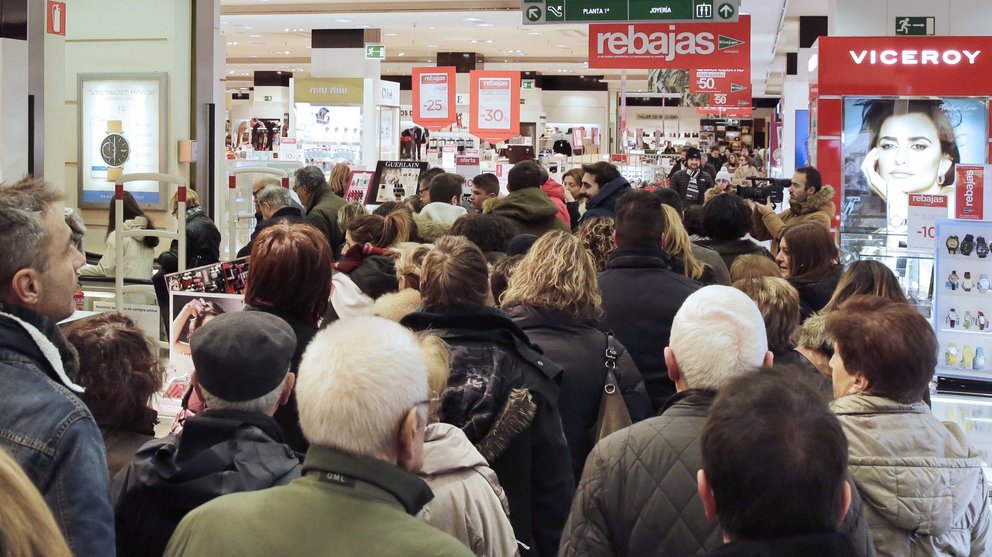 Cientos de personas han acudido este sábado a uno de los grandes almacenes de Pamplona para hacer sus compras en el primer día de las rebajas de invierno. EFE/Villar López