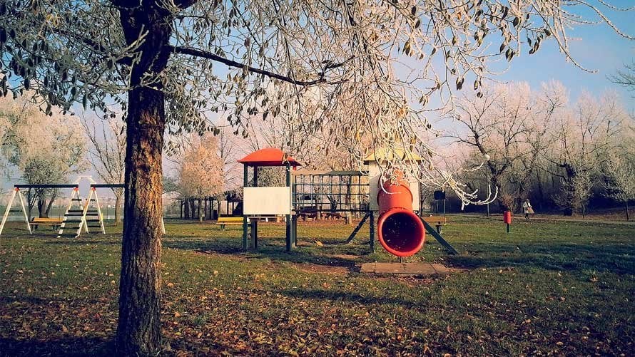 Un parque infantil con columpios.