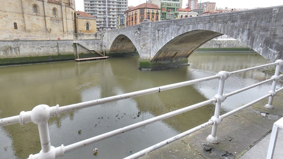 La zona del puente de San Antón en la ría de Bilbao ARCHIVO