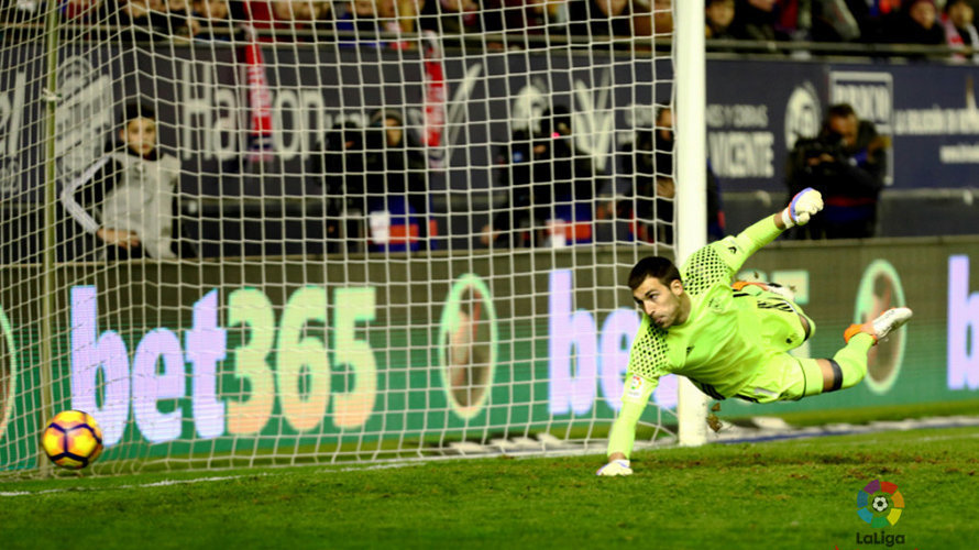 El portero Mario encaja el primer gol del partido Osasuna - Valencia. LFP