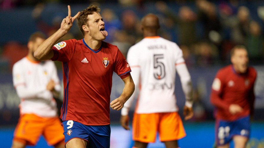 Oriol Riera celebra el gol del empate a uno en el Osasuna - Valencia. LFP