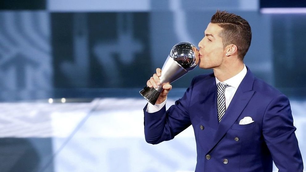 Cristiano Ronaldo besa el premio The Best. EL ESPAÑOL. REUTERS