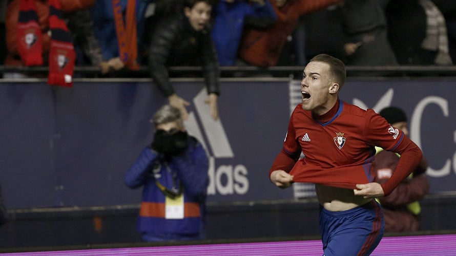 El defensa de Osasuna, Carlos Clerc, celebra el tercer gol del equipo osasunista ante el Valencia. EFE/Jesús Diges.