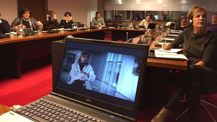 Algunos parlamentarios ven el documental presentado por la asociación Hiru Hamabi sobre el daño cerebral adquierido en menores.