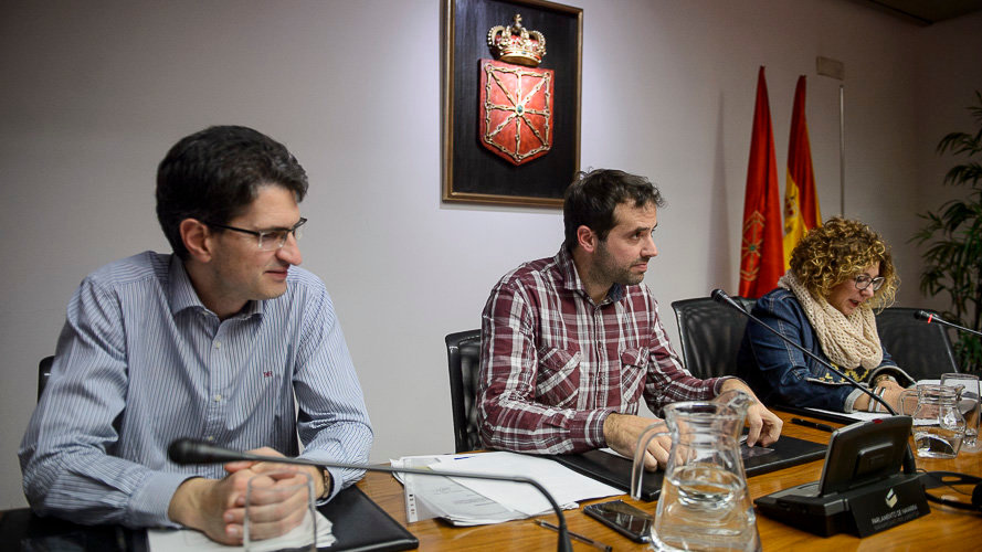 Aritz Ayensa, presidente de la Mancomunidad de Pamplona, en sesión de trabajo en el Parlamento. PABLO LASAOSA 01