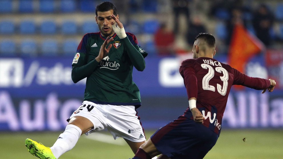 El defensa del Eibar, Juncá (d), lucha un balón con el extremo del Osasuna Javi Álamo (i), durante los Octavos de Final de Copa del Rey que disputan en el estadio de Ipurua. EFE/Javier Etxezarreta