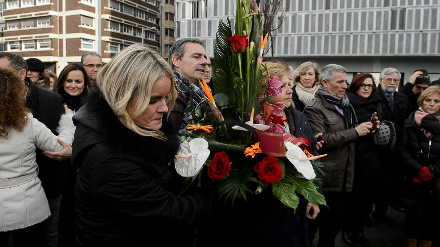 Ofrenda floral en la plaza de Baluarte en el monumento a las víctimas del terrorismo. PABLO LASAOSA 10